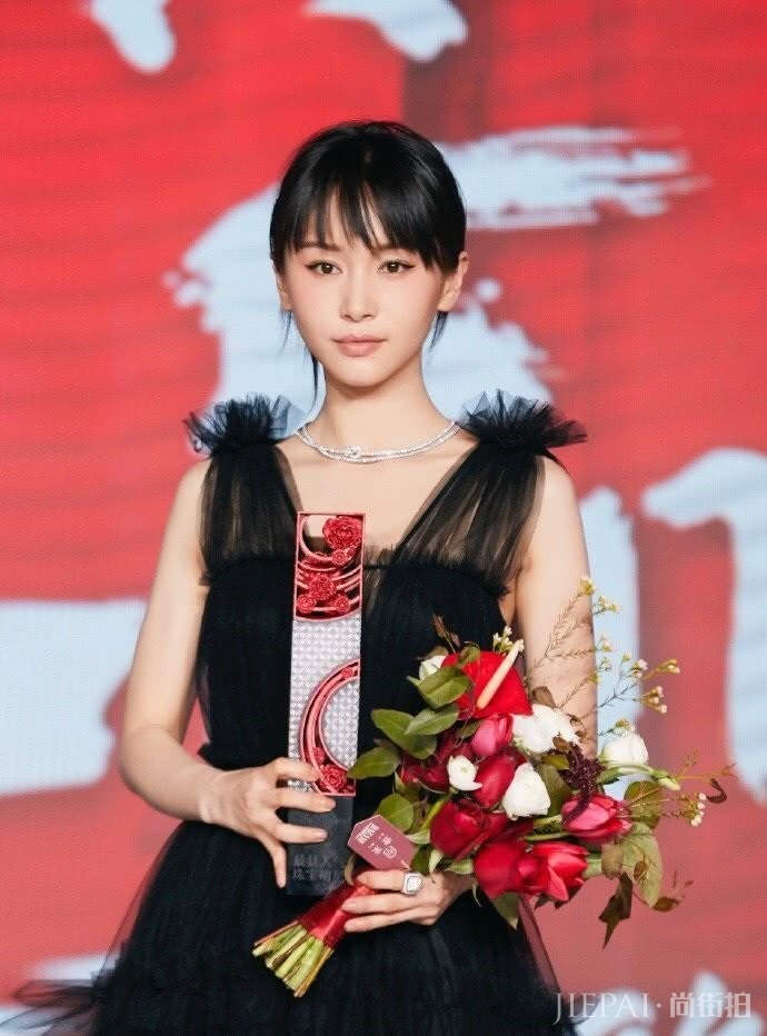 �����ĺ�ɫ����ȹ�����˸߸��ӣ��Ըߴ���ѧ���ͺ�